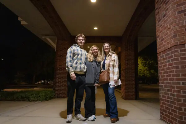 Ryder Shaw (i), Alaina Tumminelli (c) y Ashley Anderson (d) votan en Apex, Carolina del Norte, el 17 de octubre de 2024. (John Fredricks/The Epoch Times)