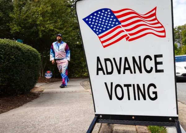 Votantes acuden a las urnas en Smyrna, Georgia, el 15 de octubre de 2024. (John Fredricks/The Epoch Times)