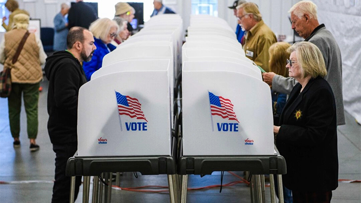 Votantes hacen sus selecciones en sus cabinas de votación dentro de un centro de votación anticipada en Hendersonville, Carolina del Norte, el 17 de octubre de 2024. (Melissa Sue Gerrits/Getty Images)