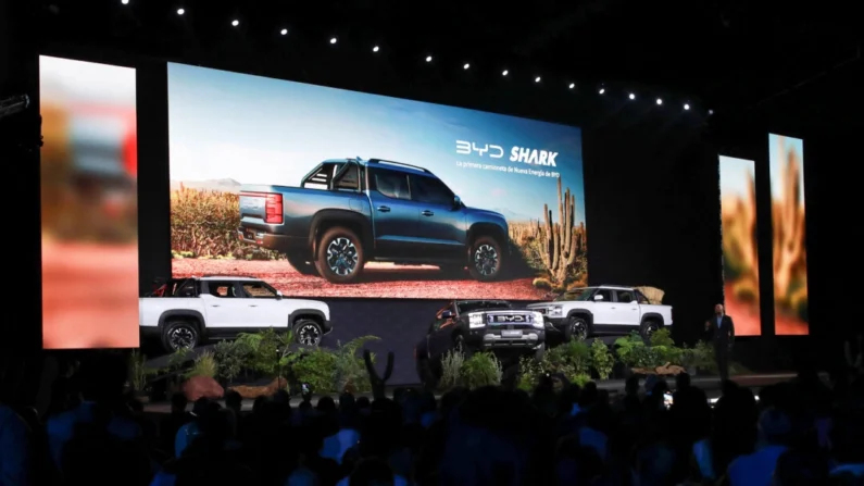 El fabricante chino de vehículos eléctricos BYD lanza su nuevo camión, el BYD Shark, en el mercado mexicano en un evento en la Ciudad de México el 14 de mayo de 2024. (Henry Romero/Reuters)