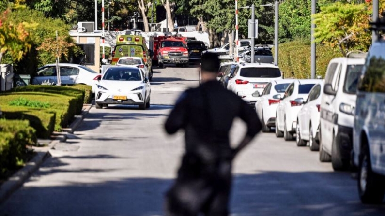 Un miembro del personal de seguridad israelí en la entrada de una calle, tras un ataque con drones provenientes del Líbano hacia Israel en medio de las hostilidades en curso entre Hezbolá e Israel, en Cesarea, Israel, el 19 de octubre de 2024. (Reuters/Rami Shlush)