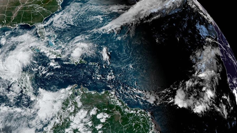 Fotografía satelital cedida el 19 de octubre de 2024 por la Oficina Nacional de Administración Oceánica y Atmosférica (NOAA) a través del Centro Nacional de Huracanes (NHC) estadounidense donde se muestra la localización del huracán Oscar en el Atlántico. EFE/NOAA-NHC