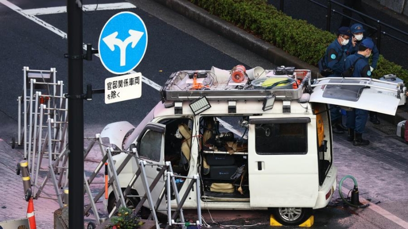 Unos oficiales de Policía inspeccionan una furgoneta que un hombre ha estrellado contra la entrada de la residencia del primer ministro nipón, Shigeru Ishiba, en Tokio, el 19 de octubre de 2024, después de lanzar poco antes varios artefactos incendiarios contra la sede del gobernante Partido Liberal Democrático (PLD). EFE/ Jiji Press