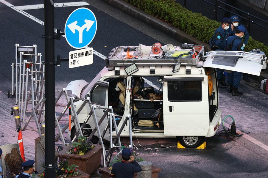 Hombre estrella su auto contra la verja de la residencia del primer ministro japonés