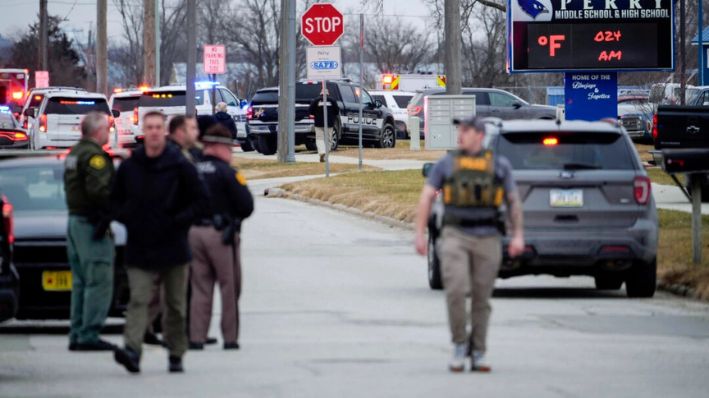 La policía acude a la escuela secundaria Perry en Perry, Iowa, el 4 de enero de 2024. (Andrew Harnik/AP Photo)