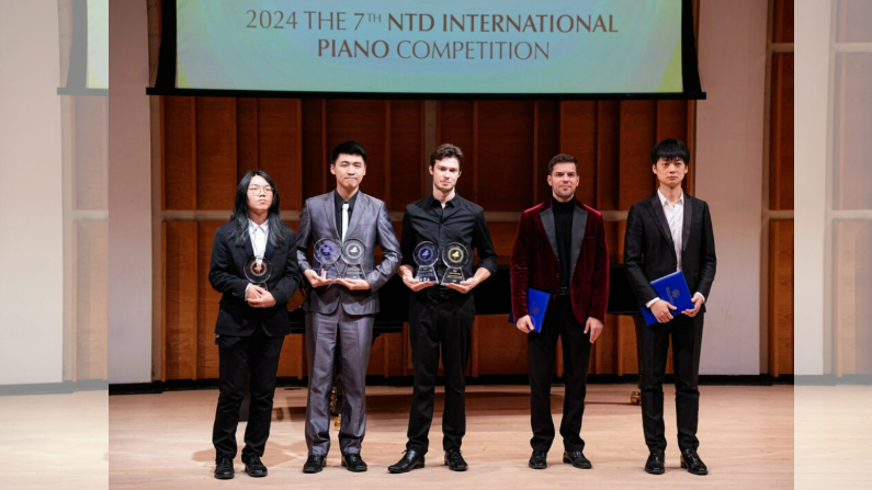 Los ganadores de la 7º Competencia Internacional de Piano posan para una foto en el escenario del Merkin Hall del Kaufman Music Center de Nueva York el 19 de octubre de 2024. (Larry Dye/The Epoch Times)