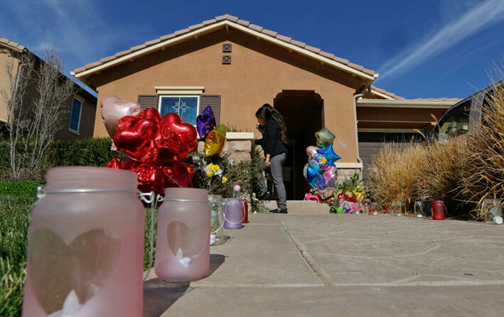 Vecinos escriben mensajes para los hijos de los Turpin en la puerta de entrada de la casa de David y Louise Turpin, donde la policía arrestó a la pareja acusada de mantener cautivos a 13 niños en Perris, California, el 24 de enero de 2018. (Damian Dovarganes/AP Photo)