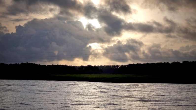 El sol sale sobre la isla Sapelo, Georgia, el 10 de junio de 2013. (David Goldman/AP Photo)