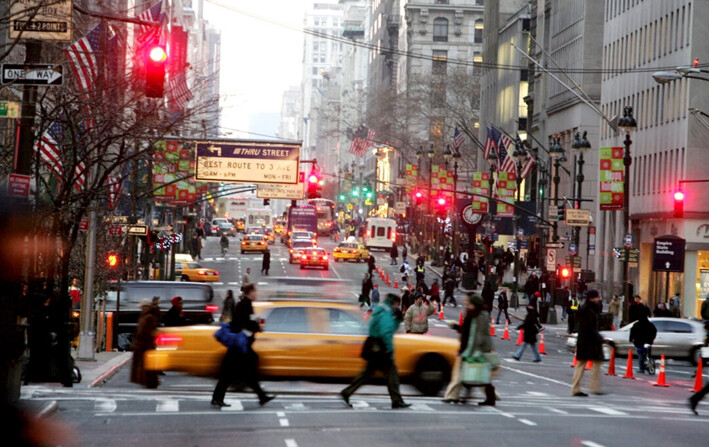 Vehículos y peatones recorren la Quinta Avenida de Nueva York, el 22 de diciembre de 2005. (Diane Bondareff/AP Photo)