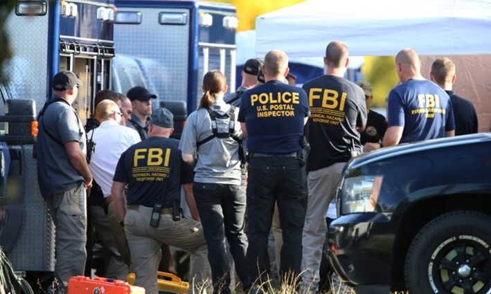 El FBI y agentes de la ley se reúnen antes de entrar en una casa en la que el FBI dice estar investigando "sustancias químicas potencialmente peligrosas" en Logan, Utah, el 3 de octubre de 2018. (George Frey/Reuters)