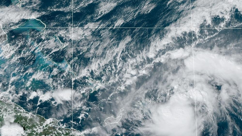 Fotografía satelital cedida por la Oficina Nacional de Administración Oceánica y Atmosférica (NOAA) a través del Centro Nacional de Huracanes (NHC) estadounidense donde se muestra la localización de la tormenta tropical Oscar en el Atlántico. (EFE/ Noaa /nhc)