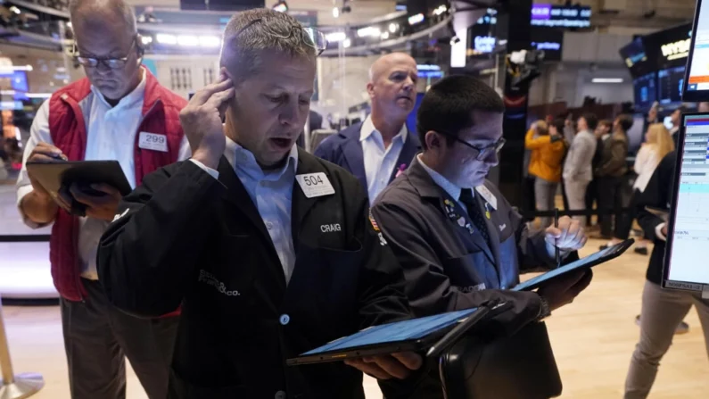 Operadores trabajan en la Bolsa de Nueva York el 7 de agosto de 2024. Richard Drew/Foto AP