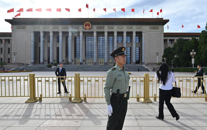 Funcionarios de seguridad hacen guardia afuera del Gran Salón del Pueblo antes de una recepción para celebrar el 75 aniversario del gobierno del Partido Comunista, en Beijing, el 30 de septiembre de 2024. (Adek Berry/AFP vía Getty Images)