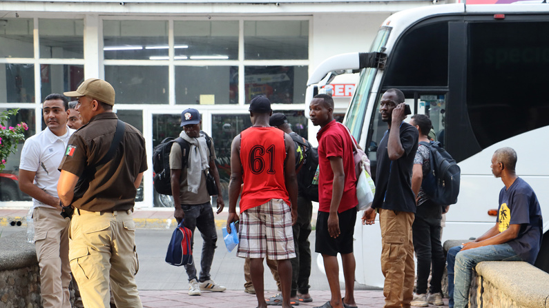 Migrantes abordan un autobús para ser trasladados a Tuxtla Gutiérrez este sábado, en Tapachula, México. (EFE/ Juan Manuel Blanco)