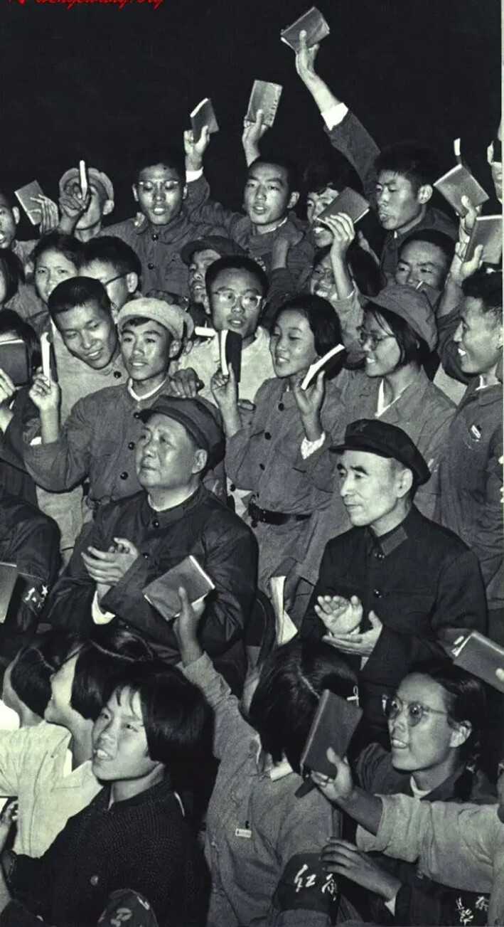 Una aparición pública del Presidente Mao Zedong y Lin Biao entre los Guardias Rojos durante la Revolución Cultural, en Beijing, en noviembre de 1966. (Dominio público)