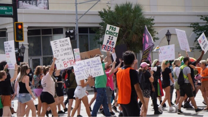 Manifestantes protestan contra el acceso restringido al aborto y la recientemente aprobada ley de Derechos de los Padres en la Educación, en Tampa, Florida, el 23 de julio de 2022. Natasha Holt/The Epoch Times