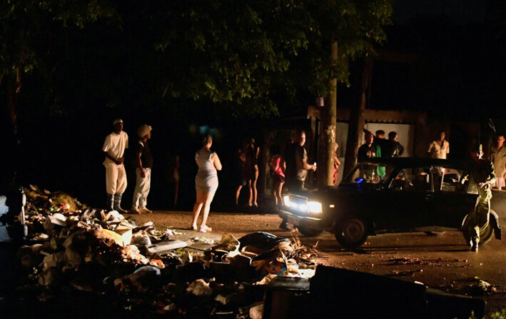 La gente se para en una calle bloqueada durante una protesta contra un apagón en La Habana, Cuba, el 19 de octubre de 2024. (Norlys Perez/Reuters)