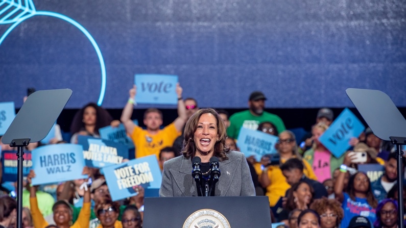 La vicepresidenta de Estados Unidos y candidata demócrata a la Casa Blanca, Kamala Harris, cumple 60 años este domingo 20 de octubre y lo hace en plena campaña electoral. EFE/EPA/Andi Rice / POOL