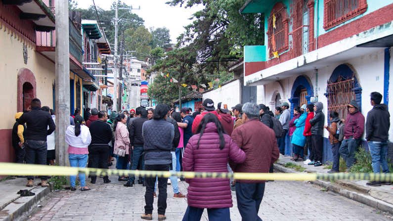 Personas se reúnen en la zona donde fue asesinado el sacerdote Marcelo Pérez Pérez, este domingo, en el municipio de San Cristóbal de las Casas en Chiapas, México. El sacerdote y defensor de derechos humanos, Marcelo Pérez Pérez, fue asesinado a balazos este domingo en el interior de una camioneta, en la ciudad de San Cristóbal de Las Casas, estado de Chiapas, en el sureste de México. (EFE/ Carlos López)