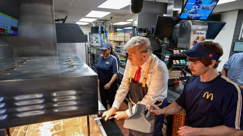 Fotografía tomada de la cuenta en X del asesor de comunicación del candidato republicano a la Casa Blanca, el expresidente (2017-2021) Donald Trump, Dan Scavino Jr., donde se ve a Trump cocinando papas fritas en un local de McDonald's en Feasterville, EE.UU. Trump hizo campaña en un local de McDonald's en el estado clave de Pensilvania, donde acusó a su rival demócrata, la vicepresidenta Kamala Harris, de haberse inventado que de joven trabajó para esta cadena de comida rápida. (EFE/ @danscavino)