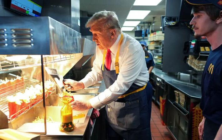 El expresidente Donald Trump trabaja detrás del mostrador preparando papas fritas durante una visita a un restaurante McDonald's, en Feasterville-Trevose, Pensilvania, el 20 de octubre de 2024. (Doug Mills-Pool/Getty Images)