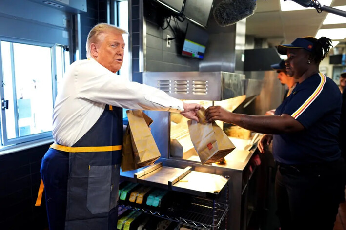 El expresidente Donald Trump trabaja detrás del mostrador durante una visita al restaurante McDonald's, en Feasterville-Trevose, Pensilvania, el 20 de octubre de 2024. (Doug Mills-Pool/Getty Images)