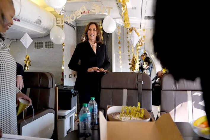 La vicepresidenta y candidata presidencial demócrata Kamala Harris es sorprendida por el personal de campaña con decoraciones de cumpleaños antes de salir del Aeropuerto Internacional Hartsfield-Jackson de Atlanta, en Atlanta, el 20 de octubre de 2024, en ruta a Filadelfia. (Jacquelyn Martin/Pool/AFP vía Getty Images)