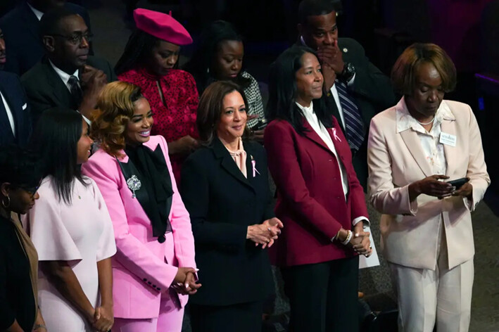 La vicepresidenta y candidata presidencial demócrata Kamala Harris durante un servicio religioso en la iglesia New Birth Missionary Baptist Church de Stonecrest, Georgia, el 20 de octubre de 2024. (Megan Varner/Getty Images)