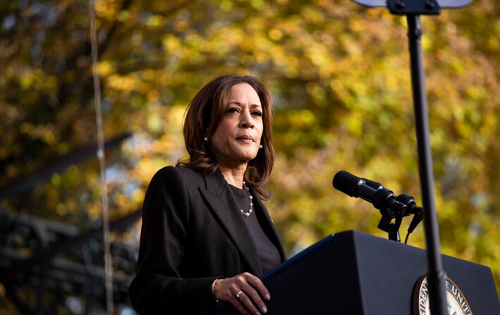 La candidata presidencial demócrata, la vicepresidenta Kamala Harris, habla en un evento de campaña en Grand Rapids, Michigan, el 18 de octubre de 2024. (Bill Pugliano/Getty Images)