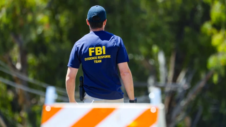 Un agente del FBI camina hacia la escena de un crimen en una foto de archivo. Mario Tama/Getty Images