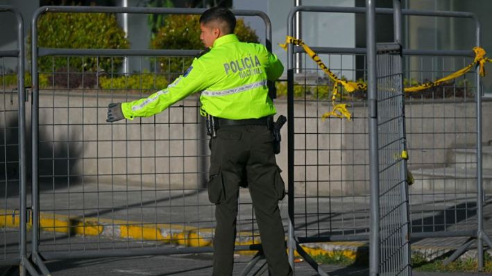 Un policía mueve una valla fuera del Complejo Judicial Norte en Quito, el 12 de julio de 2024 en una foto de archivo. (RODRIGO BUENDIA/AFP via Getty Images)