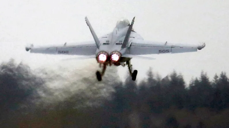 Un EA-18G Growler despega de la Estación Aérea Naval Whidbey Island durante un ejercicio el 10 de marzo de 2016. Ken Lambert/The Seattle Times vía AP