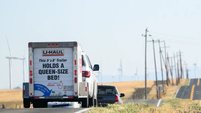 Un vehículo con remolque circula cerca de Rio Vista, California, el 15 de septiembre de 2023. Josh Edelson/AFP vía Getty Images