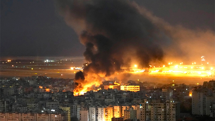 Las llamas y el humo se elevan desde un ataque aéreo israelí sobre Dahiyeh, en el suburbio sur de Beirut, Líbano, el 20 de octubre de 2024. (Hussein Malla/Foto AP)