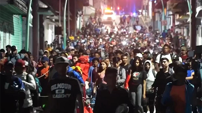 Migrantes parten hacia Estados Unidos, desde Tapachula, Chiapas, México, el 20 de octubre de 2024, en una captura de vídeo. (AP/Screenshot via The Epoch Times