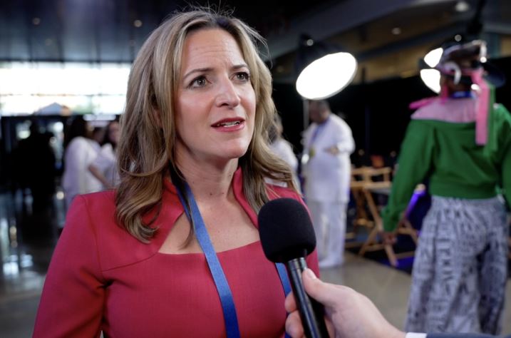 En una captura de vídeo, la secretaria de Estado de Michigan, Jocelyn Benson, en la Convención Nacional Demócrata de 2024 en Chicago, Illinois, el 22 de agosto de 2024. (The Epoch Times)