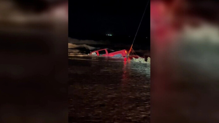 Un camión sumergido en las aguas de la inundación en Hagerman, Nuevo México, el 20 de octubre de 2024. (Departamento de Policía de Hagerman vía CNN Newsource).