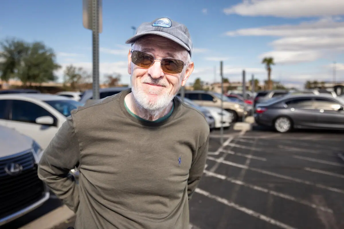 Ken Gordon después de votar en Henderson, Nevada, el 19 de octubre de 2024. (John Fredricks/The Epoch Times)