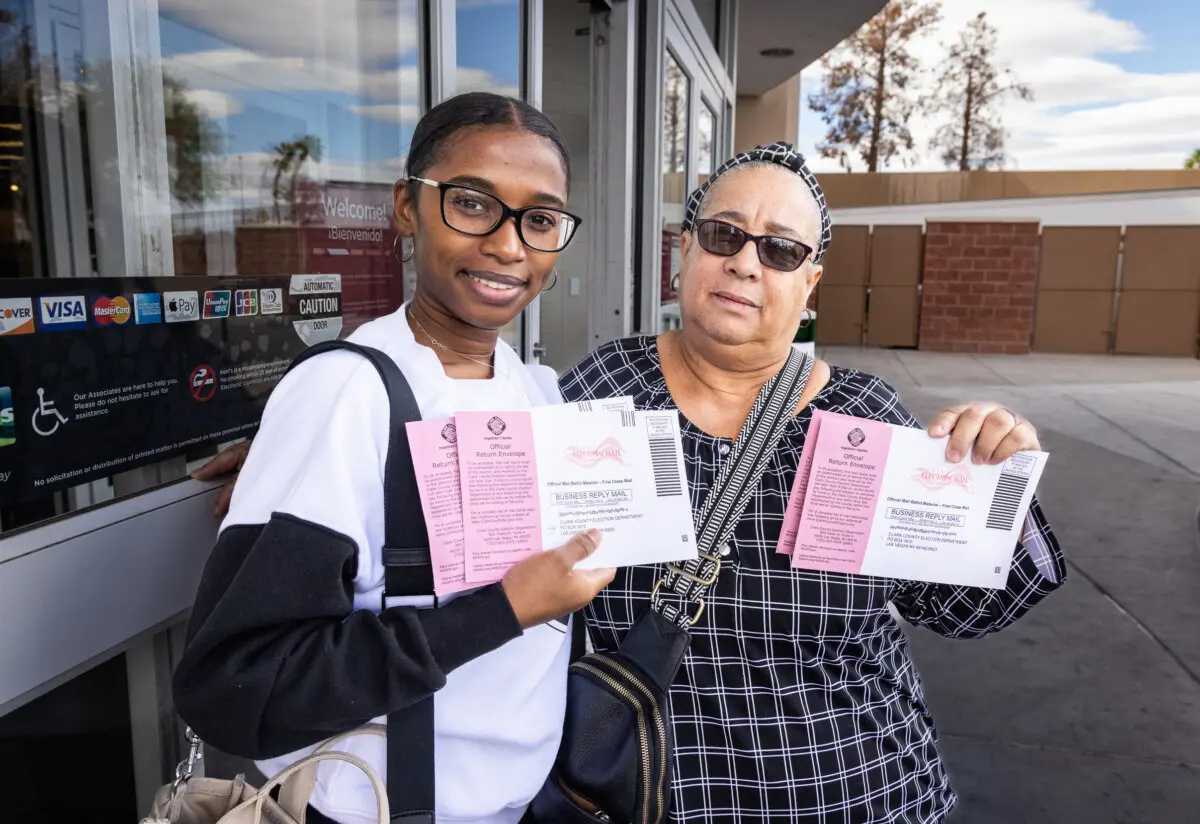 Crista Hill (I) y Christine Gordon (D) votan en Henderson, Nevada, el 19 de octubre de 2024. (John Fredricks/The Epoch Times)