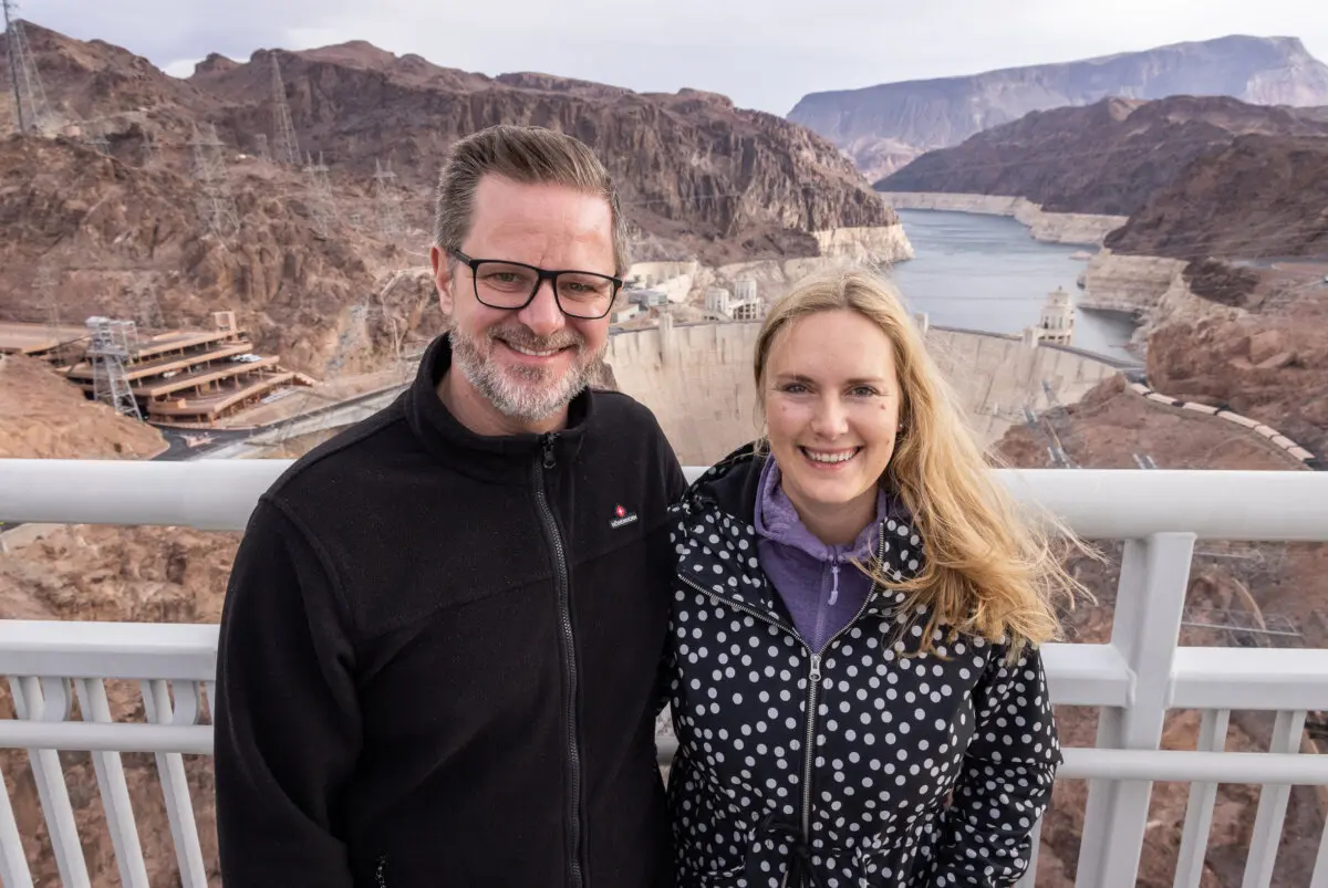 Peter y Karina Mechel, turistas de Nuremberg, Alemania, permanecen juntos cerca de la presa Hoover, a las afueras de Boulder City, Nevada, el 19 de octubre de 2024. (John Fredricks/The Epoch Times)