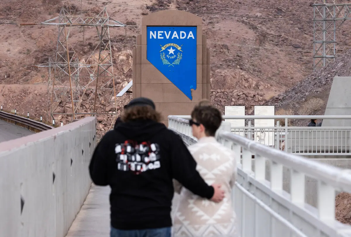 Gente camina cerca de la presa Hoover en las afueras de Boulder City, Nevada, el 19 de octubre de 2024. (John Fredricks/The Epoch Times)