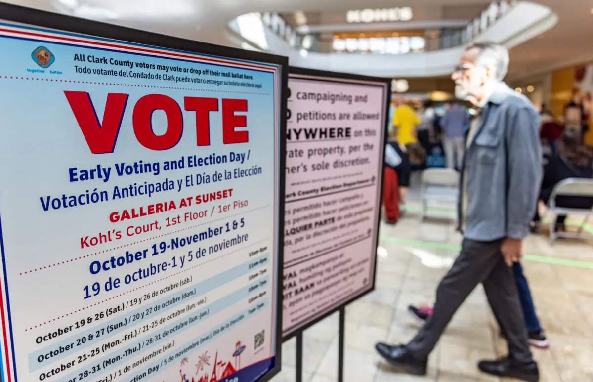 Votantes acuden a las urnas en Henderson, Nevada, el 19 de octubre de 2024. (John Fredricks/The Epoch Times)