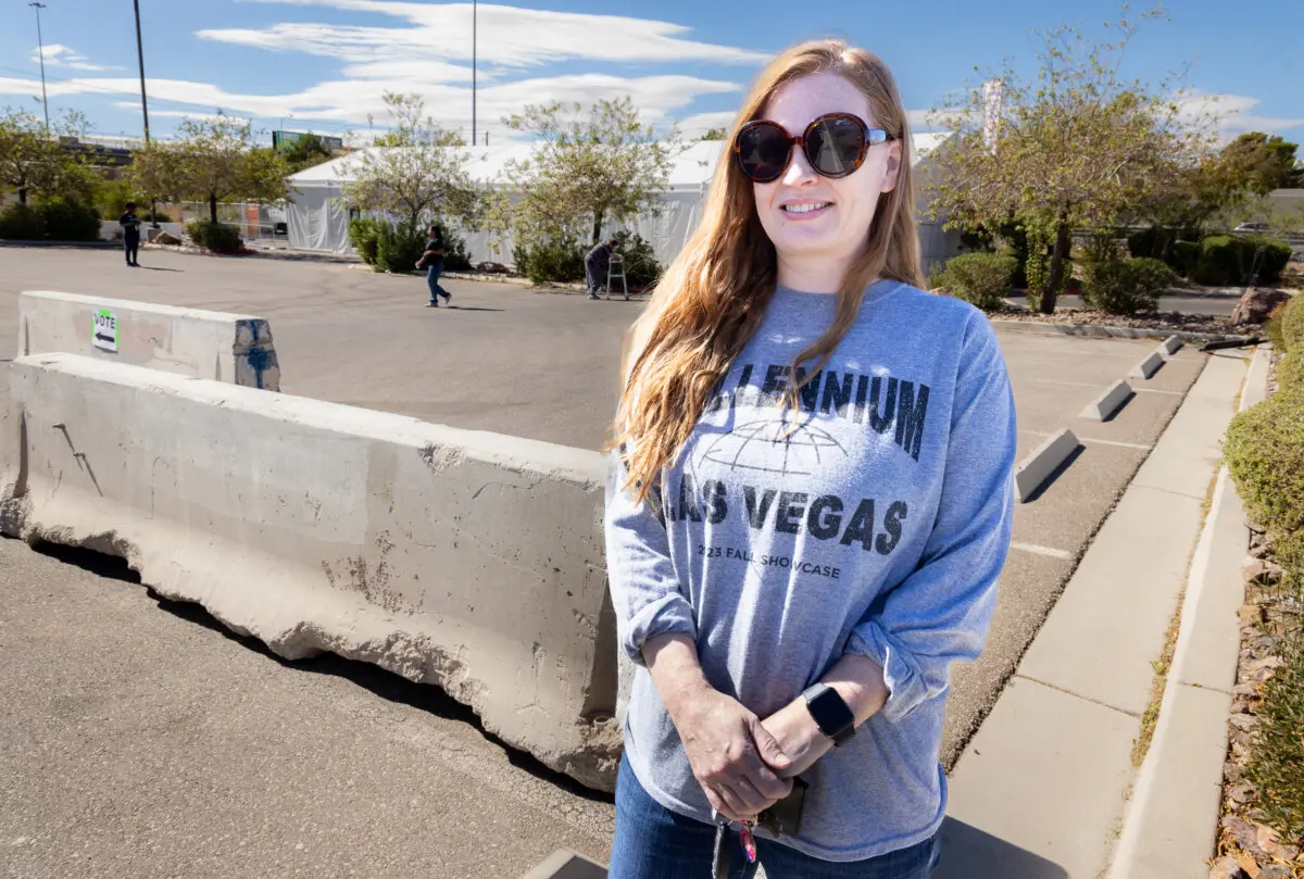 Shonna Wolkov frente a una zona de votación en el noroeste de Las Vegas, Nevada, el 19 de octubre de 2024. (John Fredricks/The Epoch Times)