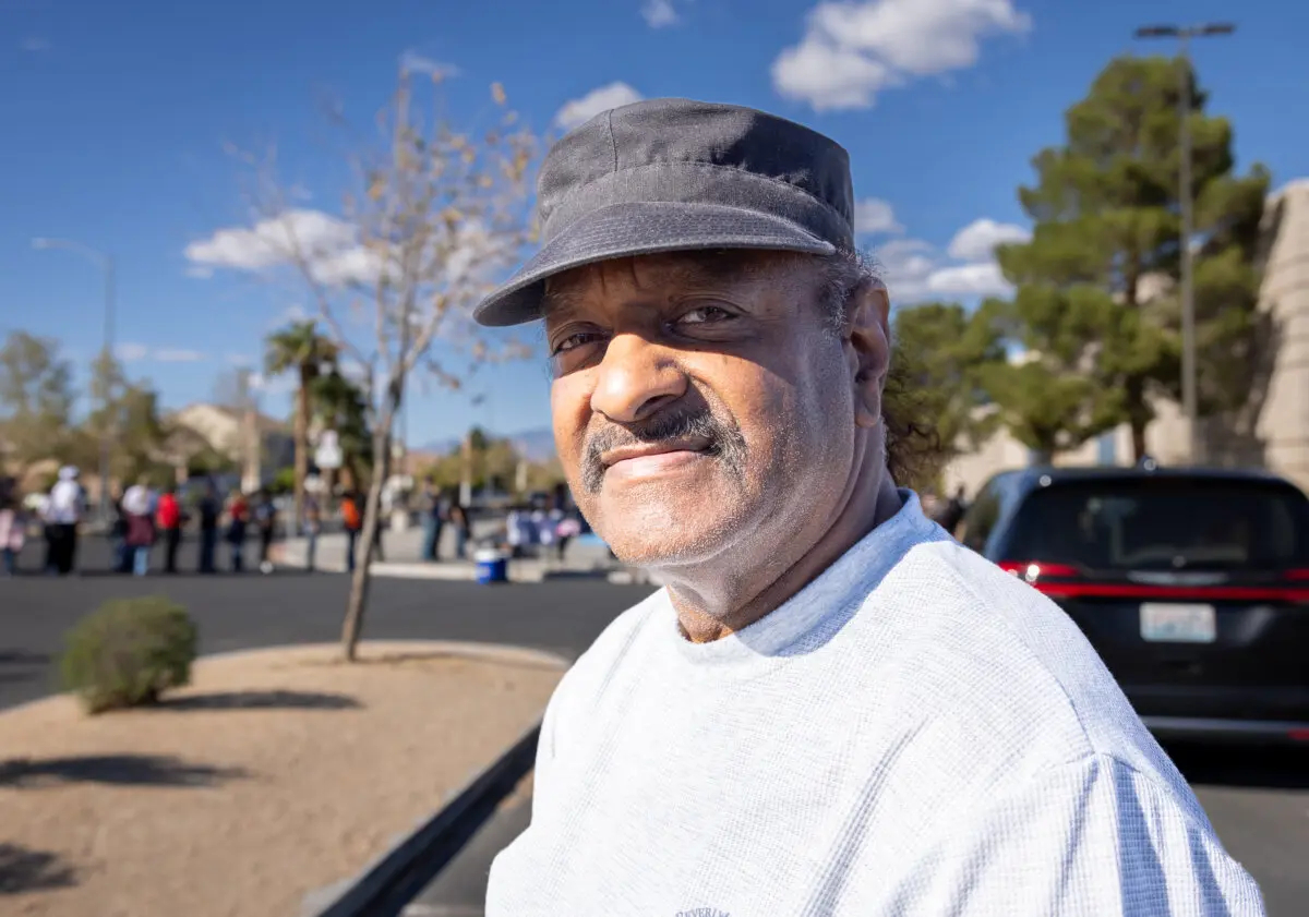 Charles Johnson espera en la fila para escuchar al expresidente Barack Obama hablar en North Las Vegas, Nevada, el 19 de octubre de 2024. (John Fredricks/The Epoch Times)