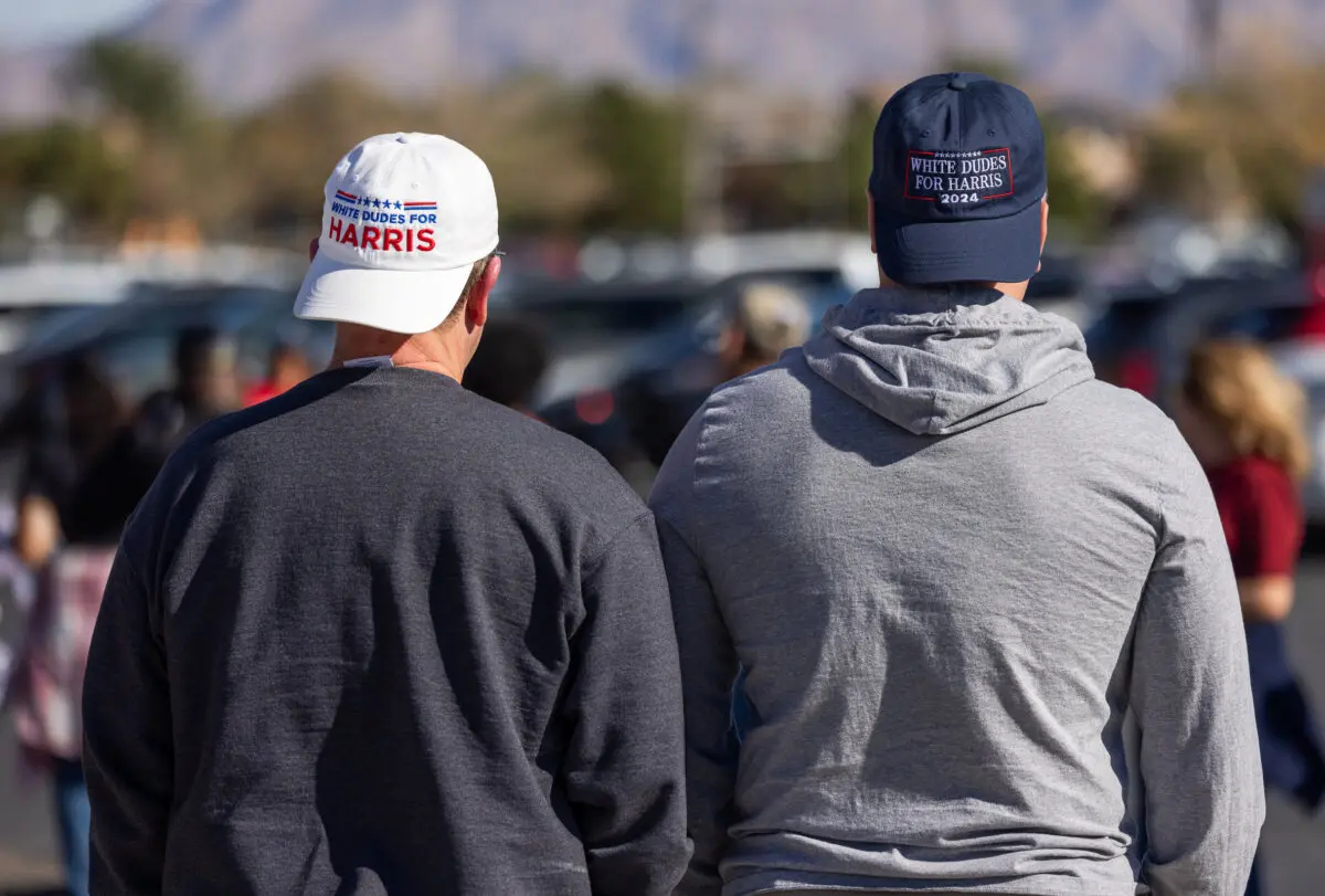 Lance (dcha.) y Jack (izq.) esperan en la fila para escuchar el discurso del ex presidente Barack Obama en North Las Vegas, Nevada, el 19 de octubre de 2024. (John Fredricks/The Epoch Times)