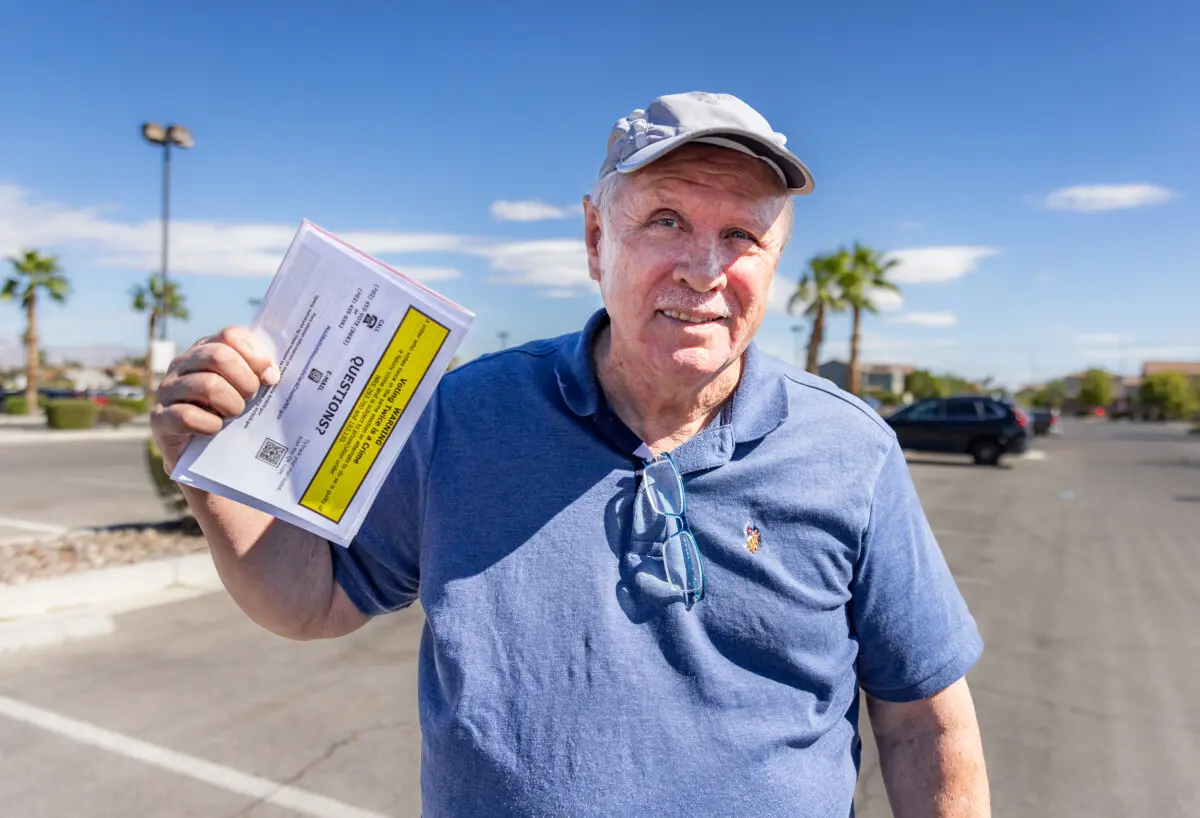 Arthur frente a un centro de votación anticipada en el noroeste de Las Vegas, Nevada, el 19 de octubre de 2024. (John Fredricks/The Epoch Times)