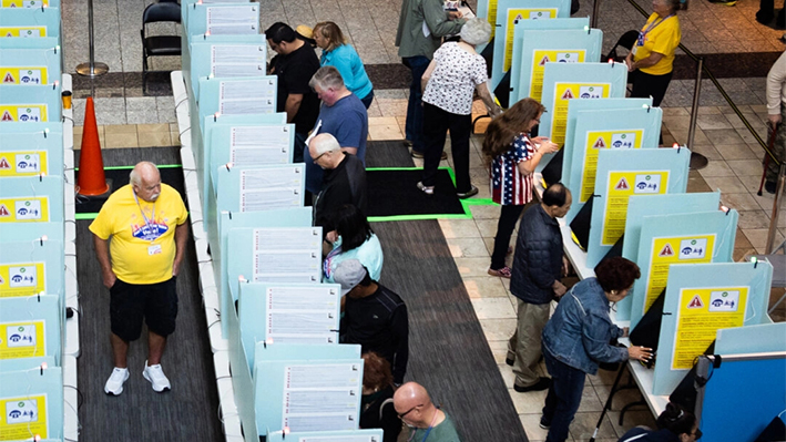 Varias personas depositan su voto en un centro comercial de Henderson, Nevada, el 19 de octubre de 2024. (John Fredricks/The Epoch Times)