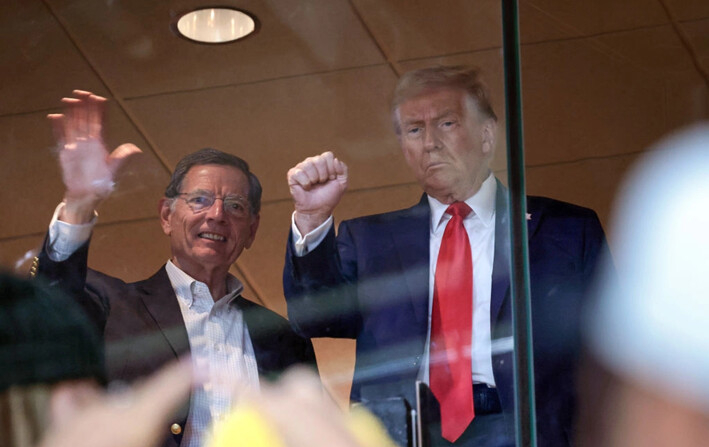 El candidato presidencial republicano, el expresidente Donald Trump, acompañado por el senador estadounidense John Barrasso (R-Wy), asiste al partido de los Pittsburgh Steelers contra los New York Jets en el estadio Acrisure, en Pittsburgh, el 20 de octubre de 2024. (Win McNamee/Getty Images)