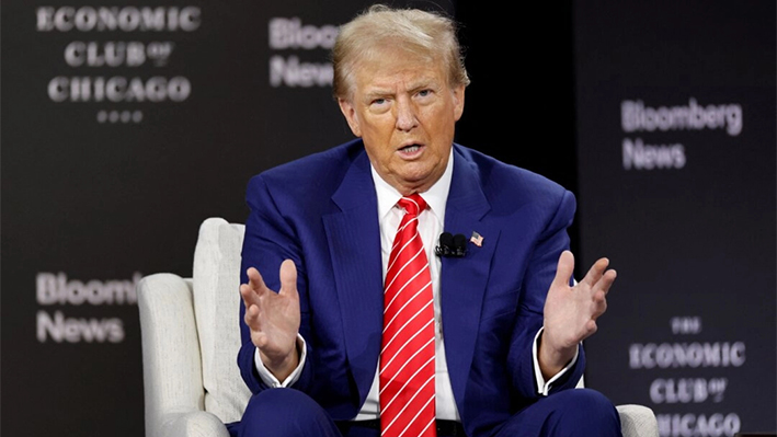 El expresidente y candidato presidencial republicano Donald Trump habla durante una entrevista con el redactor jefe de Bloomberg John Micklethwait en el Club Económico de Chicago, Illinois, el 15 de octubre de 2024. (Kamil Krzaczynski/AFP vía Getty Images)