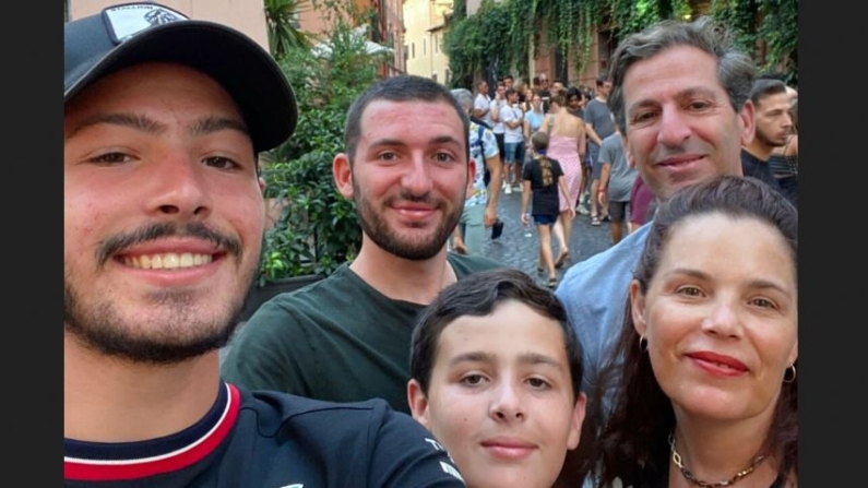 (I-D) El rehén Itay Chen con sus hermanos Roy y Alon y su padre Ruby y su madre Hagit, en una foto sin fecha tomada en Italia. (Cortesía de Ruby Chen)